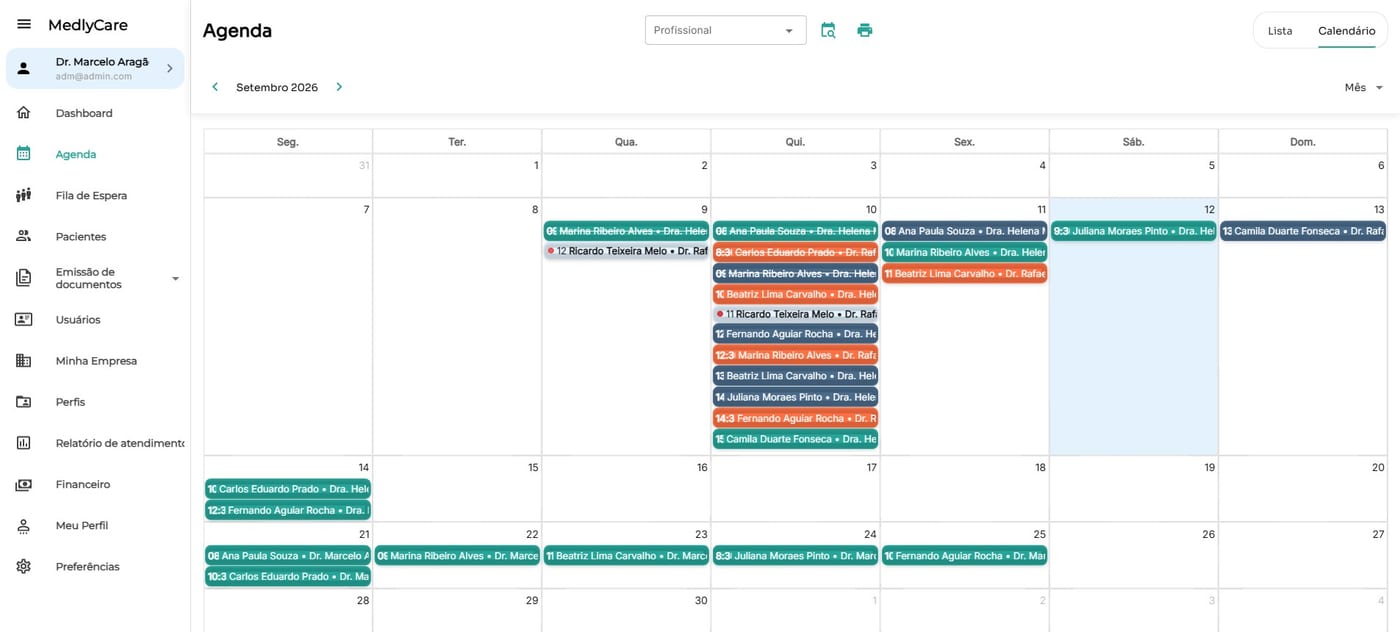 Agenda do MedlyCare na visão de calendário mensal, com os atendimentos de cada dia coloridos por profissional e por situação
