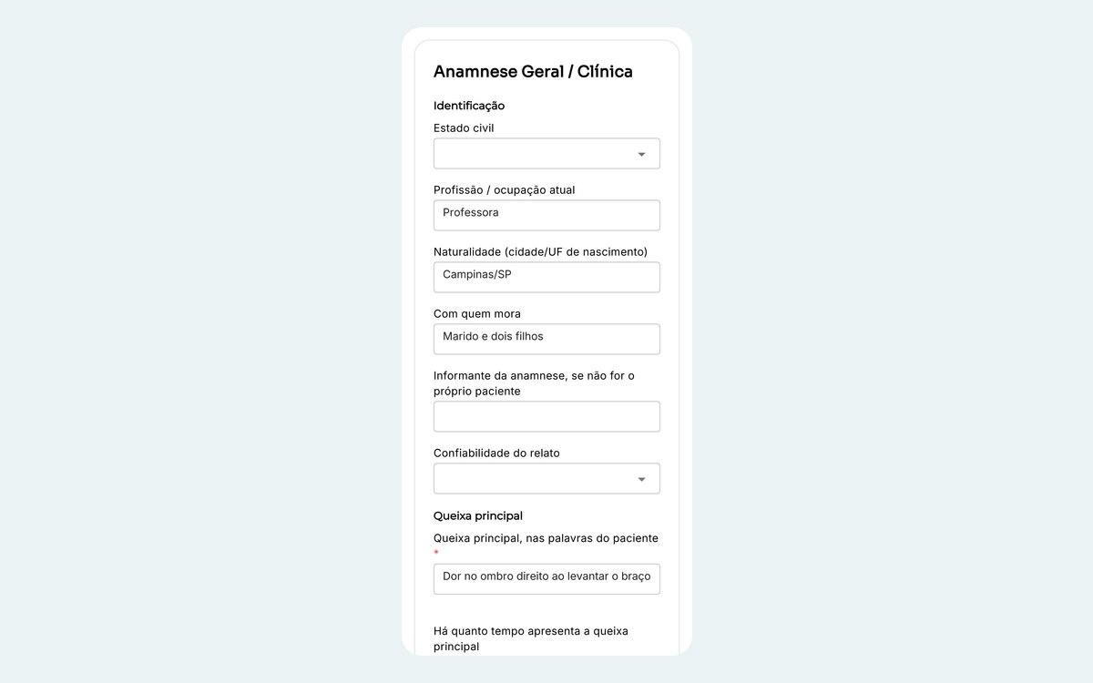 Formulário de anamnese do MedlyCare aberto no navegador de um celular, com as perguntas de identificação e de queixa principal sendo respondidas pelo paciente
