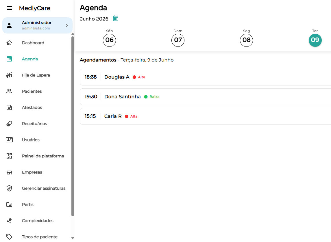 Tela de agenda do MedlyCare mostrando agendamentos do dia com sidebar de módulos (Dashboard, Agenda, Fila de Espera, Pacientes, Atestados, Receituários) e cards de complexidade